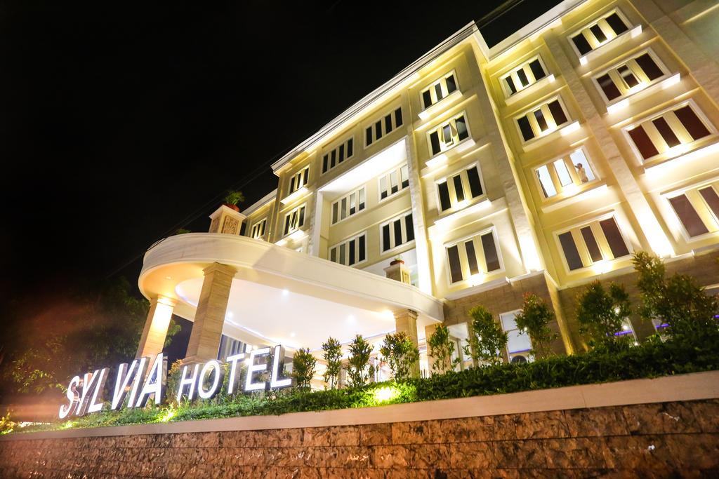 Sylvia Hotel Premier Kupang Kupang  Exterior photo