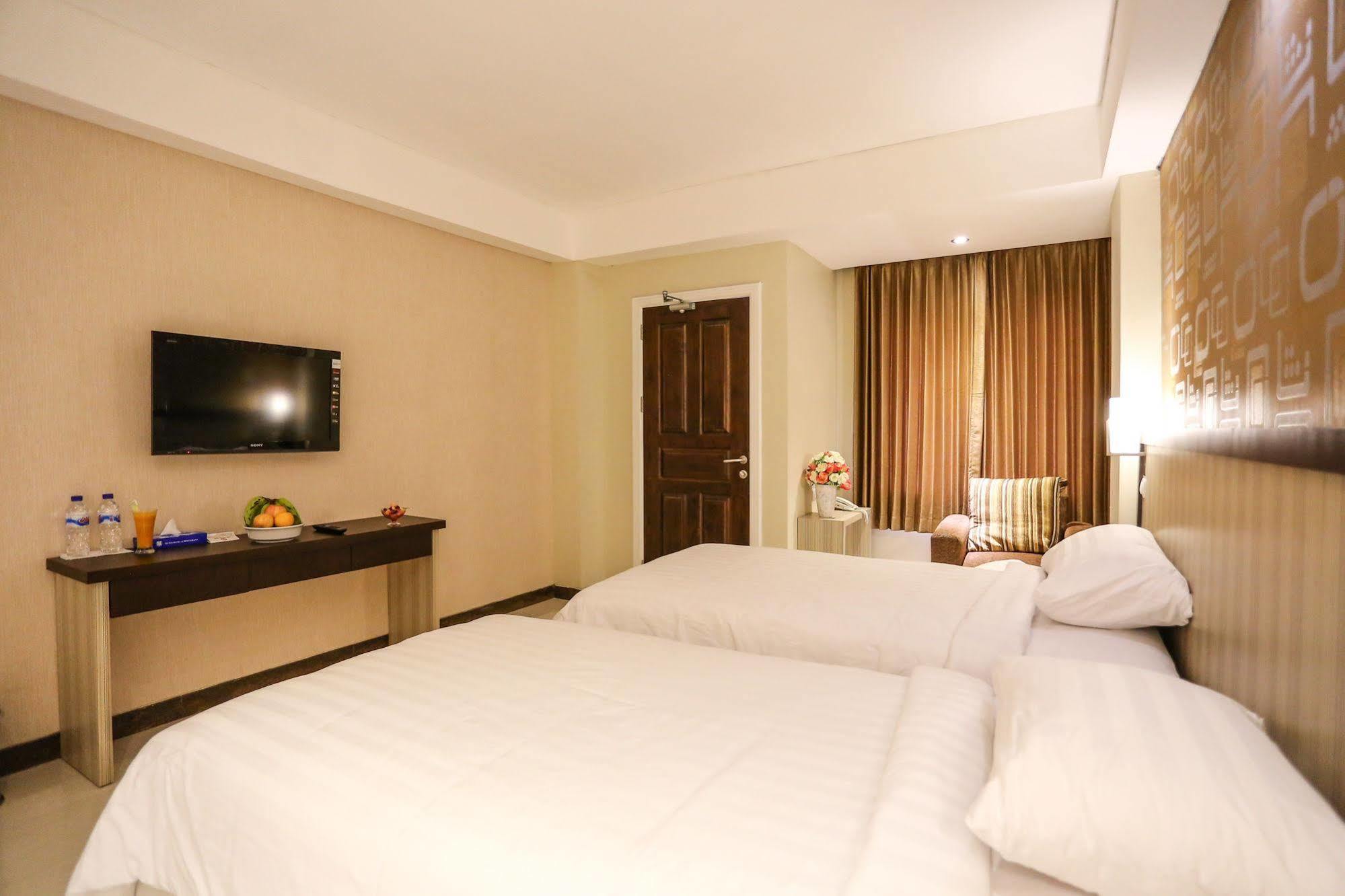 Sylvia Hotel Premier Kupang Kupang  Exterior photo